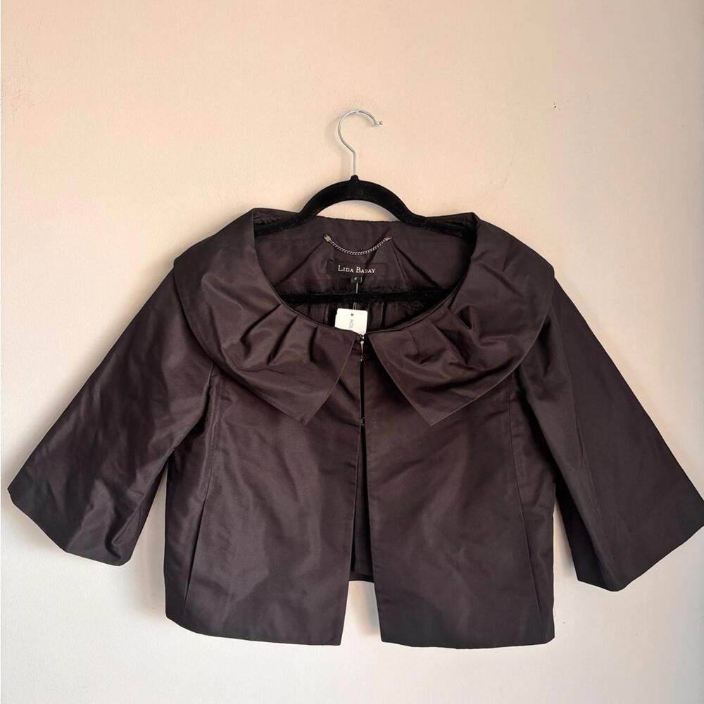 Sophisticated Black Cape with Dramatic Collar